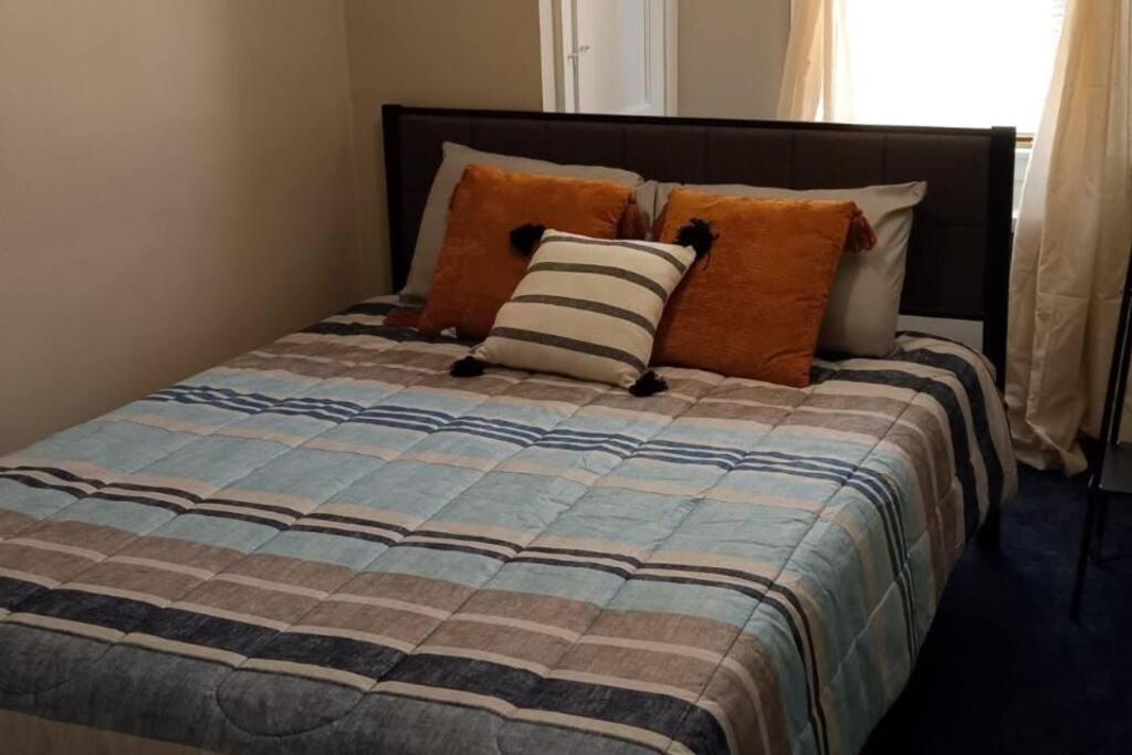 的住宿－Entire Apt in Chester，一张床上有几个枕头的房间