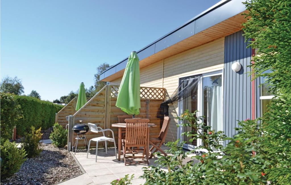 un patio avec une table, des chaises et des parasols dans l'établissement Seeigel, à Süssau