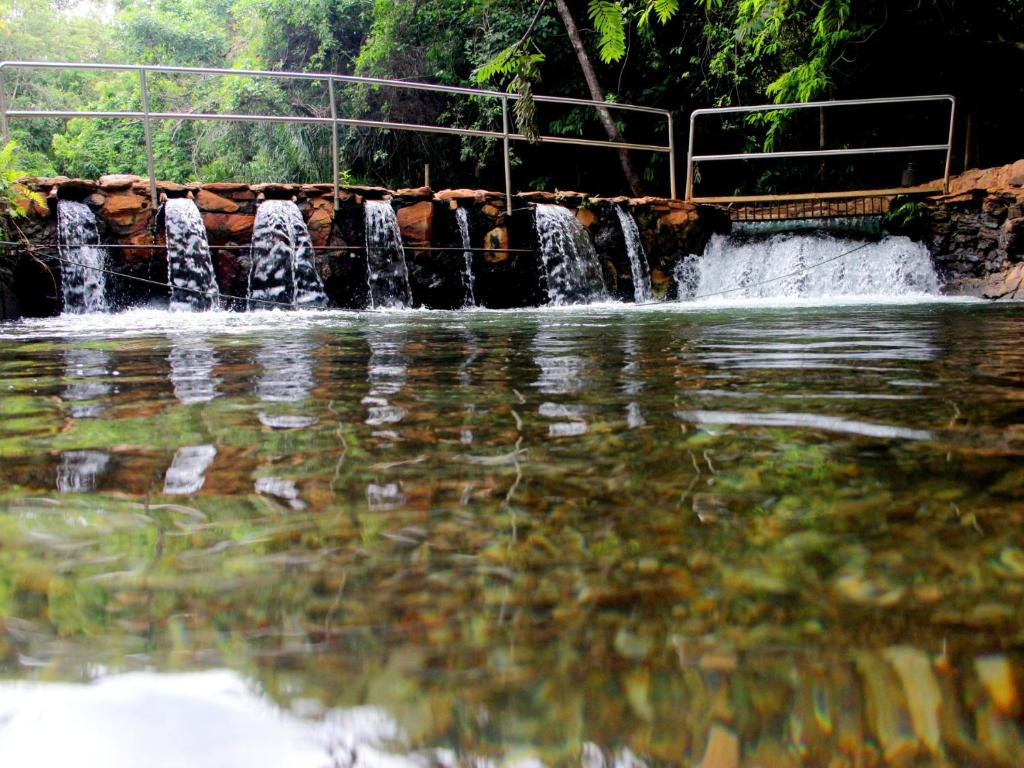 una cascada en medio de un cuerpo de agua en Thermas Paradise in 