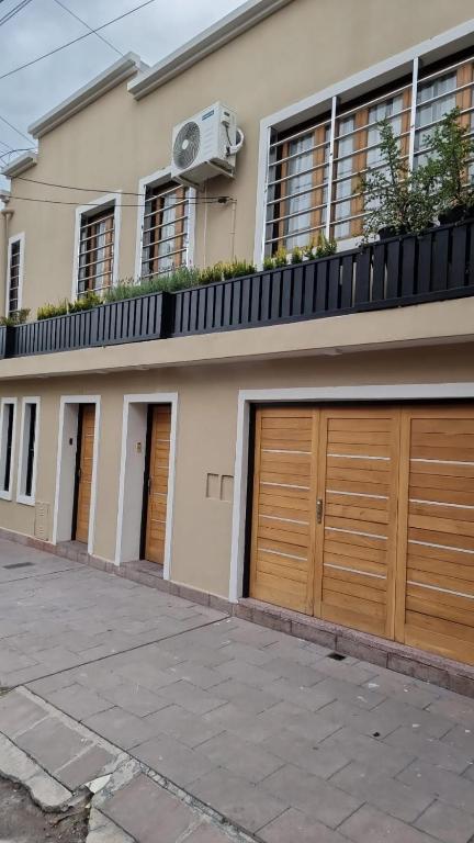 Casa con puertas de madera en garaje y balcón en HOSTERIA CAROL en Salta