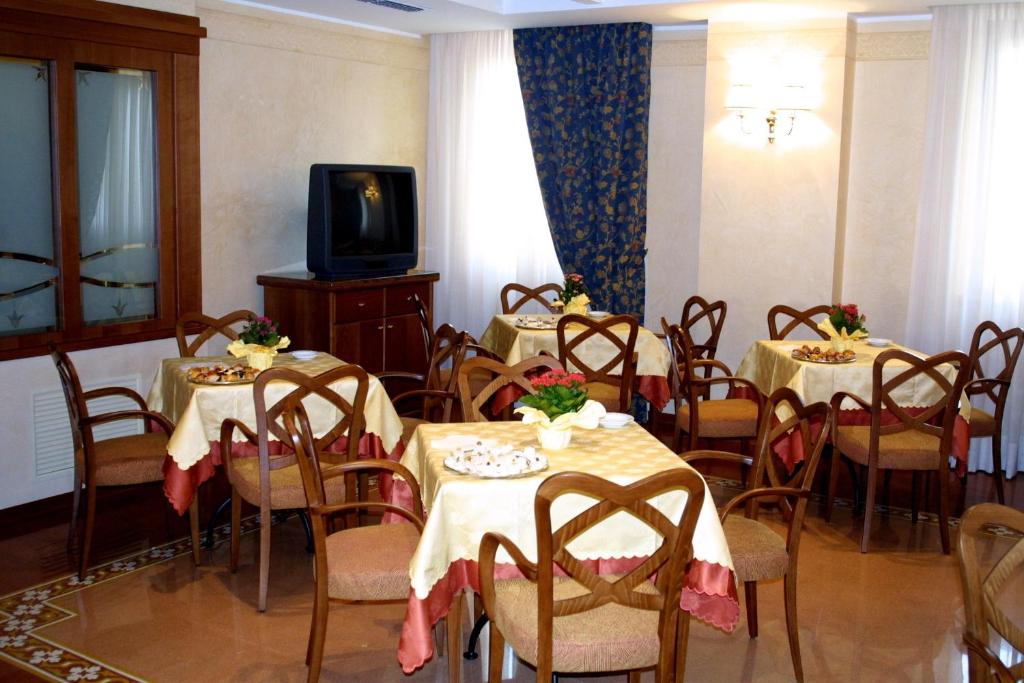TV a/nebo společenská místnost v ubytování Hotel Antico Masetto
