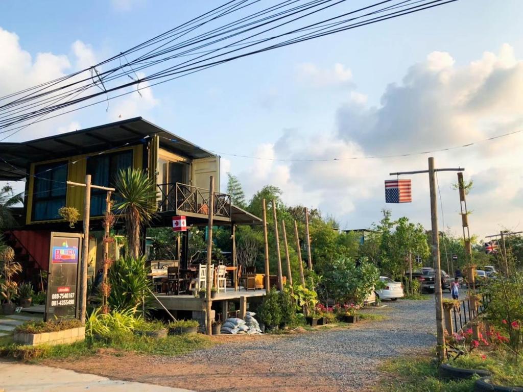 een huis aan de kant van een weg bij Beach Box Resort at Rimlay Rayong in Rayong