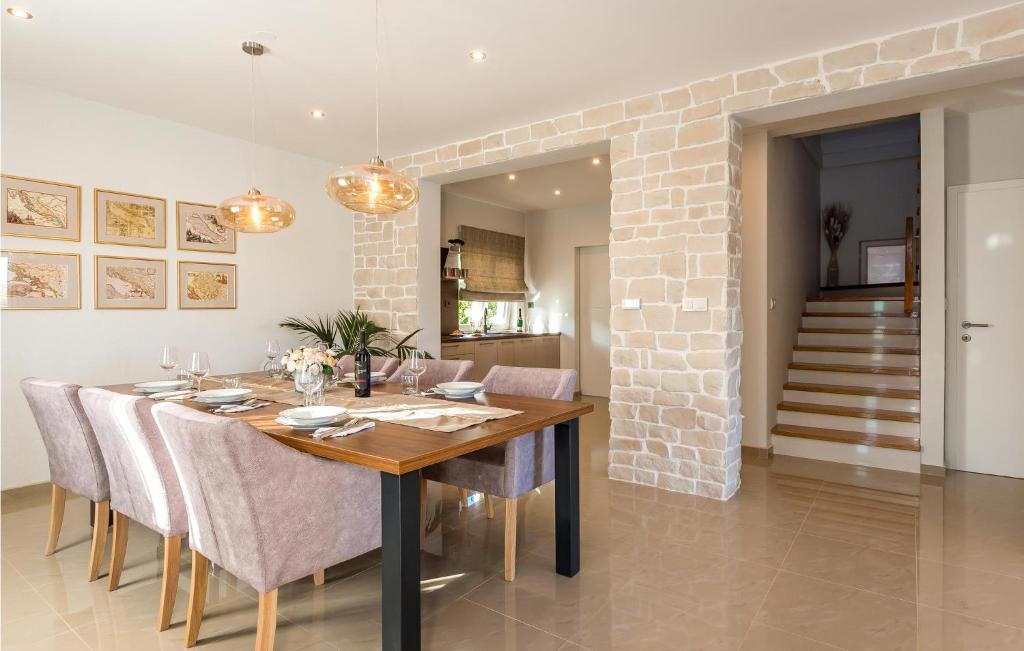 a dining room with a table and chairs at Stunning Home In Siveric With 5 Bedrooms, Jacuzzi And Outdoor Swimming Pool in Siverić
