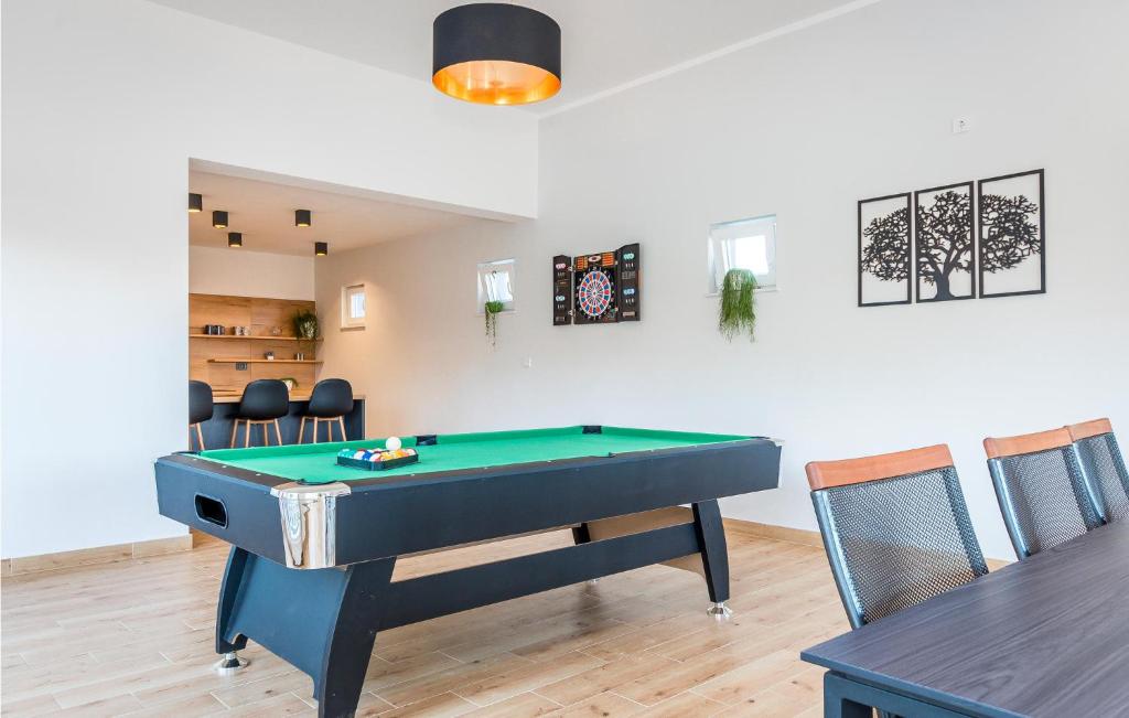 a living room with a pool table in it at Stunning Home In Siveric With 5 Bedrooms, Jacuzzi And Outdoor Swimming Pool in Siverić