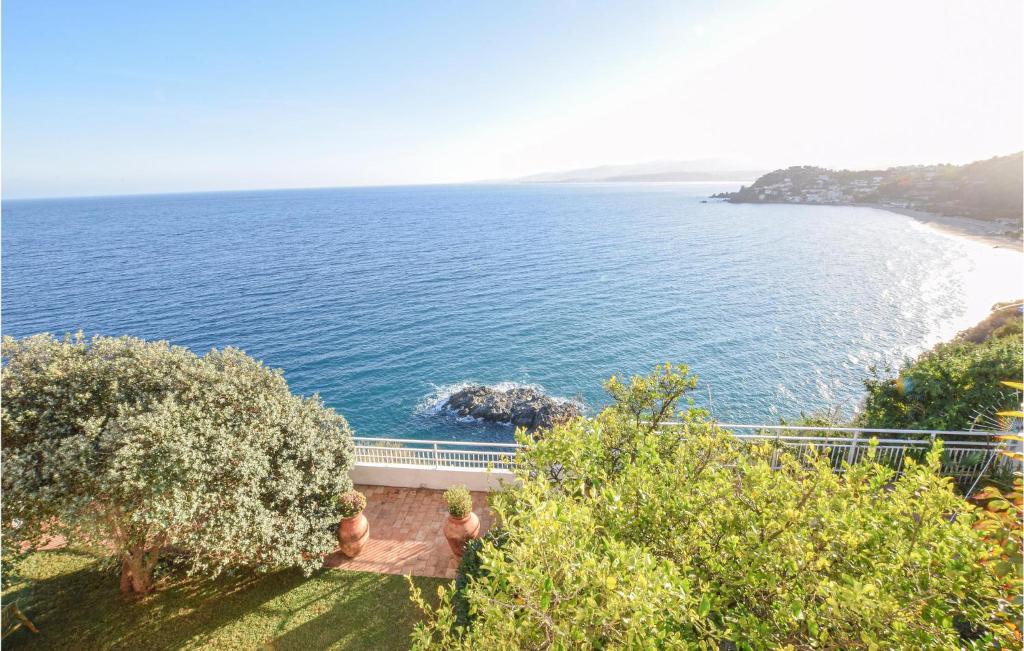 widok na ocean z domu w obiekcie Villa Moderna w mieście Stalettì