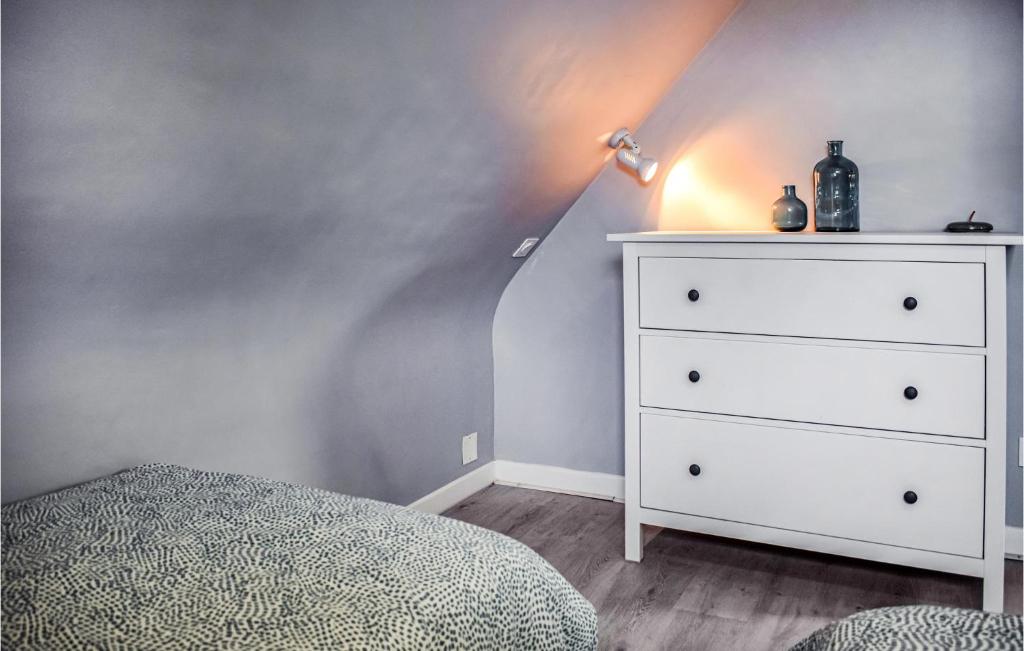 Posteľ alebo postele v izbe v ubytovaní 3 Bedroom Beautiful Home In Lanvellec