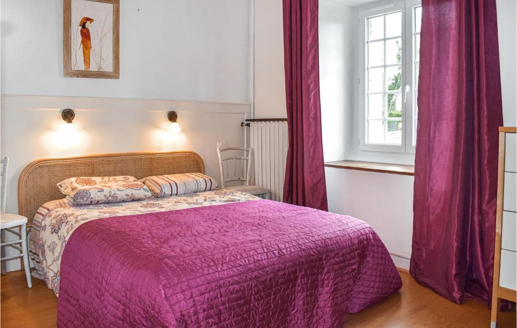 Posteľ alebo postele v izbe v ubytovaní 3 Bedroom Beautiful Home In Lanvellec
