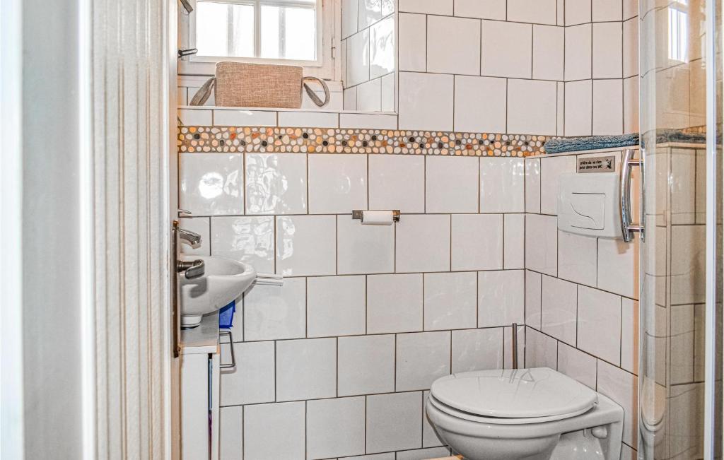 Kúpeľňa v ubytovaní 3 Bedroom Beautiful Home In Lanvellec
