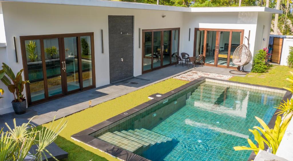 Wok Tum的住宿－Ozzy villa phangan，一座房子后院的游泳池