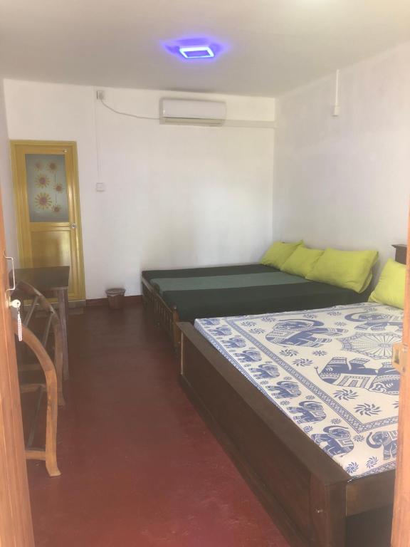 Postel nebo postele na pokoji v ubytování Nilaveli Sheen Coast