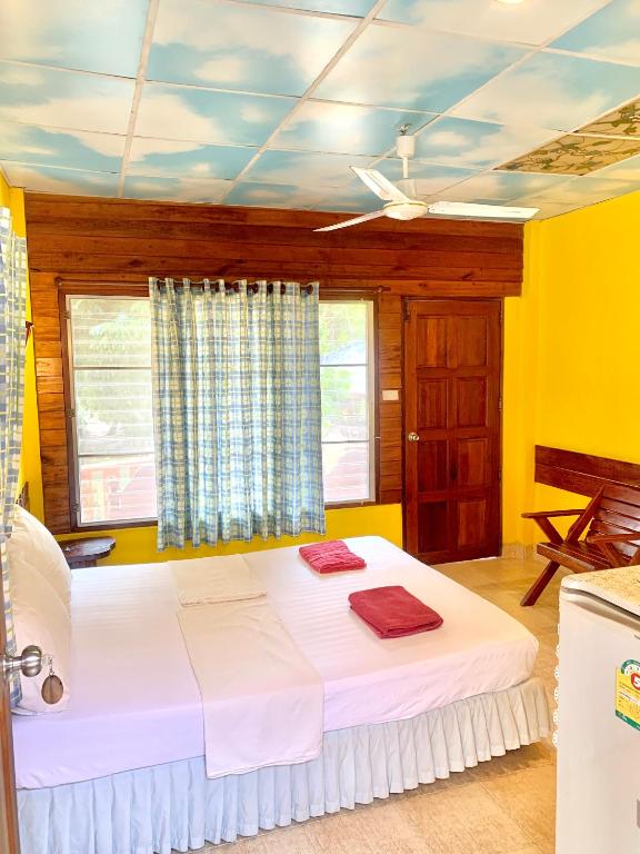 Postel nebo postele na pokoji v ubytování Koh Tao Tropicana Resort