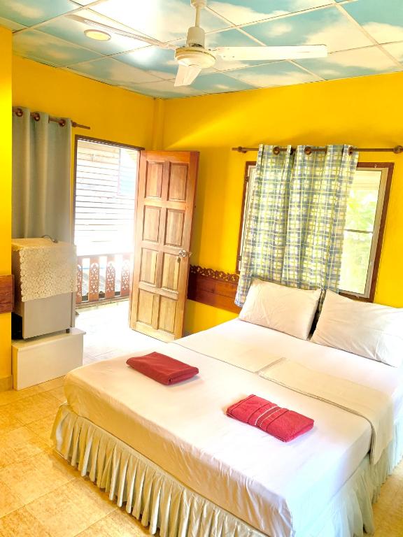 Postel nebo postele na pokoji v ubytování Koh Tao Tropicana Resort