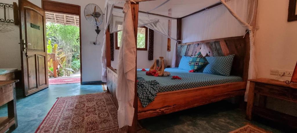 Tempat tidur dalam kamar di Salama & Mbuyuni Bungalows