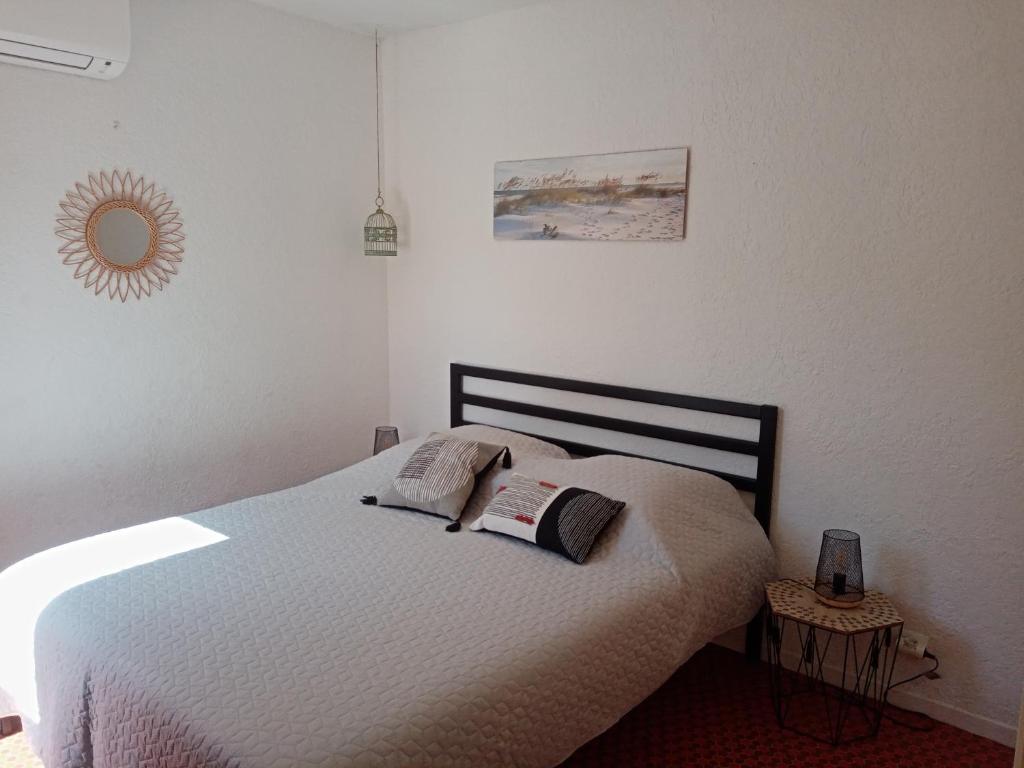 a bedroom with a bed with a white bedspread at Les Boramars 4 23 climatisé wifi 300m plage in Argelès-sur-Mer