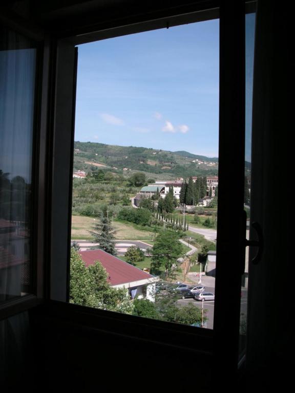Nespecifikovaný výhled na hory nebo výhled na hory při pohledu z hotelu