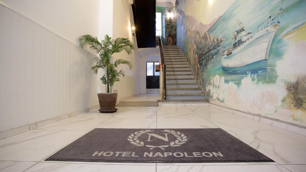 a hotel mapleton rug on the floor of a hallway at Hôtel Napoléon in Bastia