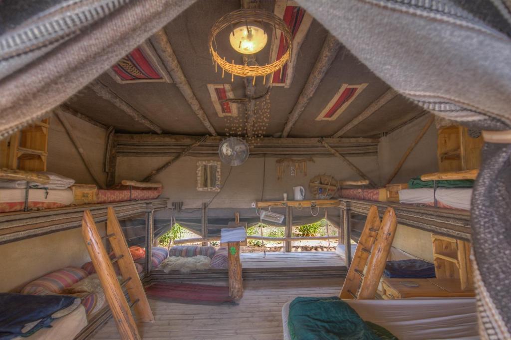 Palanda nebo palandy na pokoji v ubytování Kfar Hanokdim - Glamping & Camping