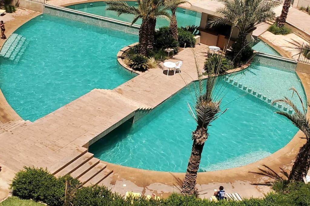 una vista aérea de una piscina con palmeras en Marrakesh Pearl Gardens Amazing 2 Bedrooms apartment en Marrakech
