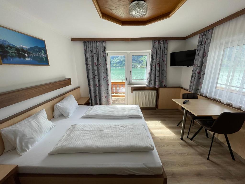 Postel nebo postele na pokoji v ubytování Hotel-Garni Seestrand