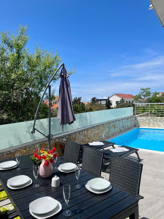 Sunny apartment with Private Pool