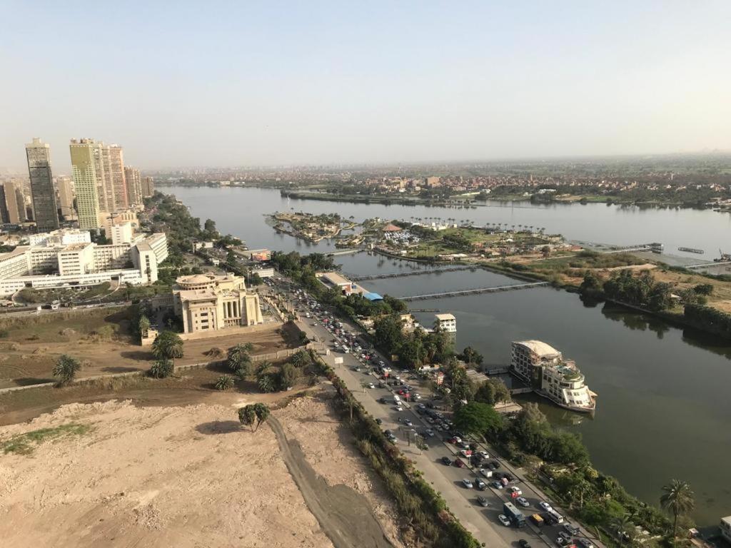 una vista aérea de una ciudad con un río en كورنيش النيل المعادي ابراج الجوهرة Nile Edge, en El Cairo