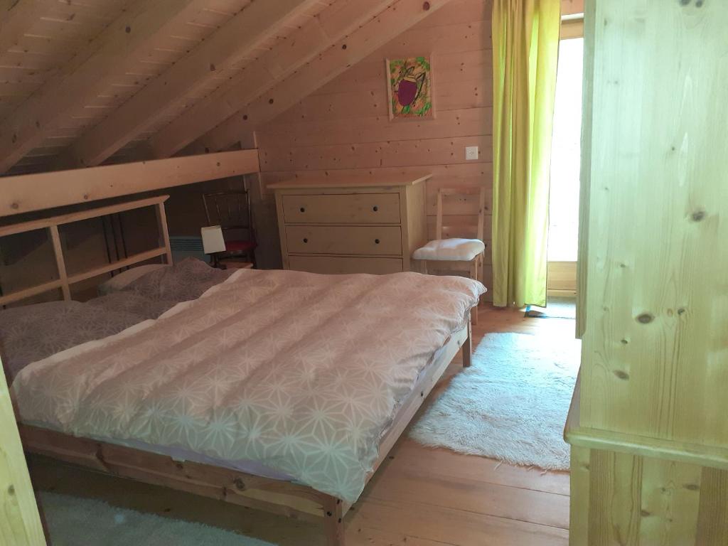 Postel nebo postele na pokoji v ubytování Les loulou 2