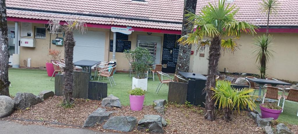 Vonkajšia záhrada v ubytovaní Mobil home 4-6 places St brėvin les pins 44