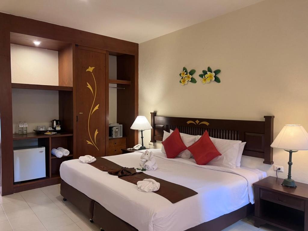 Postel nebo postele na pokoji v ubytování Phuket Leelavadee Hua Ting Resort