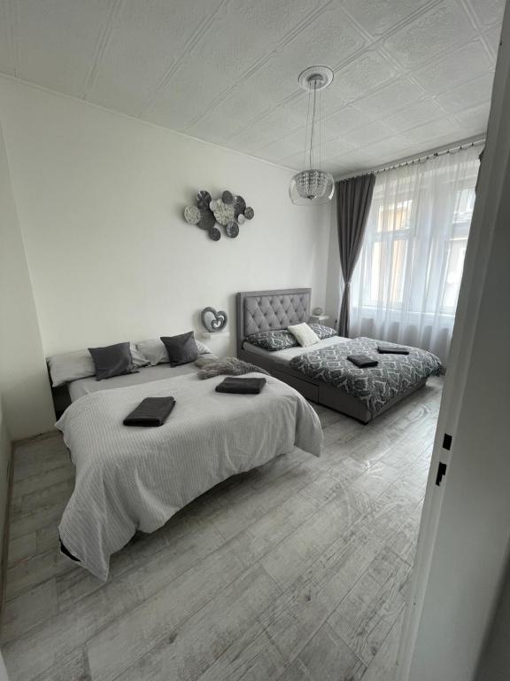 um quarto branco com uma cama grande e um sofá em Marcus- Modern Relaxing apartment em Děčín