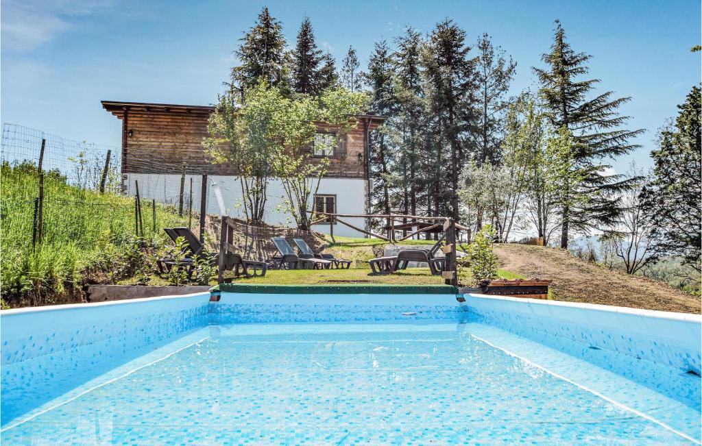 uma piscina em frente a uma casa em Nice Home In Sillano With Outdoor Swimming Pool, Wifi And 2 Bedrooms em Sillano