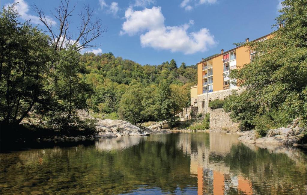 um rio com um edifício ao lado dele em Nice Apartment In Vals Les Bains With House Sea View em Vals-les-Bains
