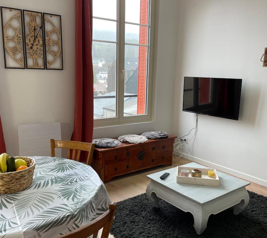 Televízia a/alebo spoločenská miestnosť v ubytovaní Villa La Butte
