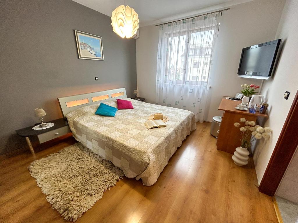 Room Adry with balcony, free parking & bikes
