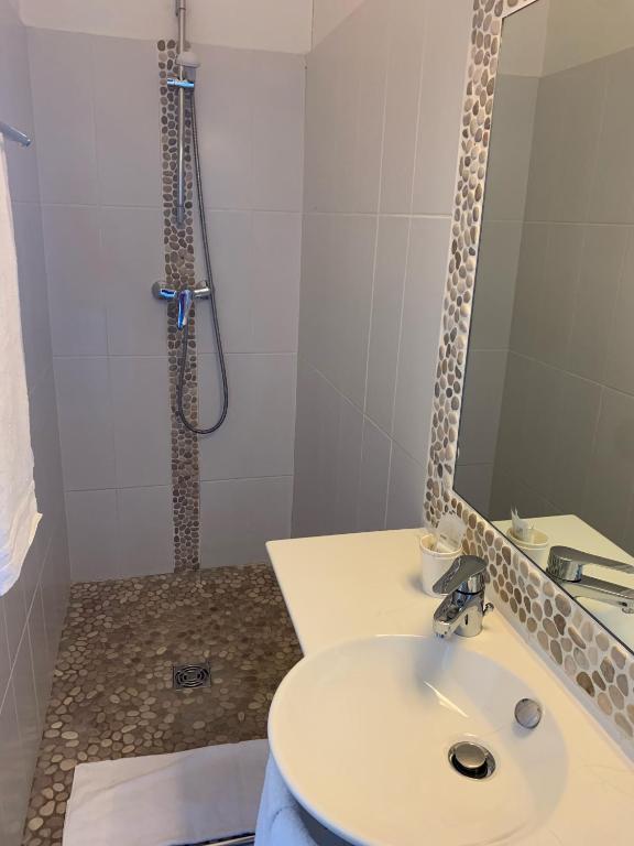 Koupelna v ubytování Hôtel Colombo- Porto Corse