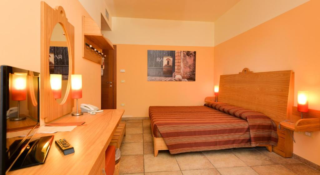 TV a/nebo společenská místnost v ubytování Il Tabacchificio Hotel