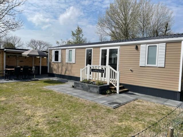 una casetta con portico e patio di Chalet Lieblingsplatz a Lauwersoog