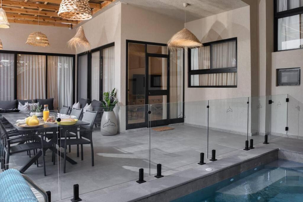 By Eezy - בית 4 חדרי שינה עם בריכה עד 10 אורחים - отзывы и видео