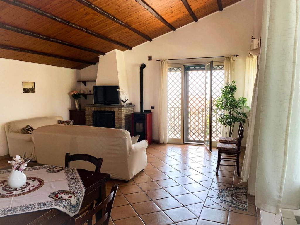 een woonkamer met een bank en een tafel bij Etna Green in Ragalna