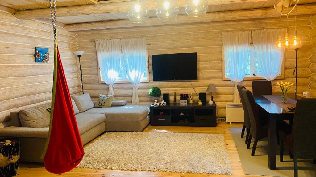 sala de estar con sofá y mesa en Tisza-Parti Rönkház Tokaj en Rakamaz