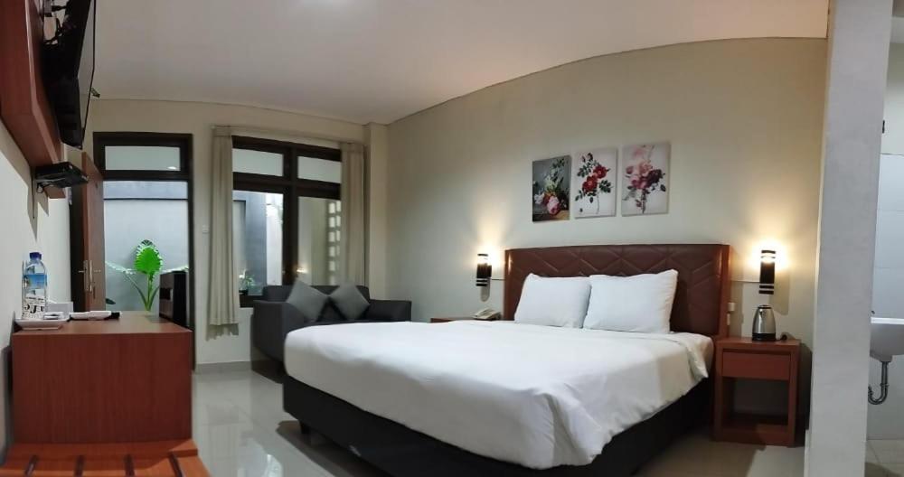 Postel nebo postele na pokoji v ubytování Lombok Mayura Hotel
