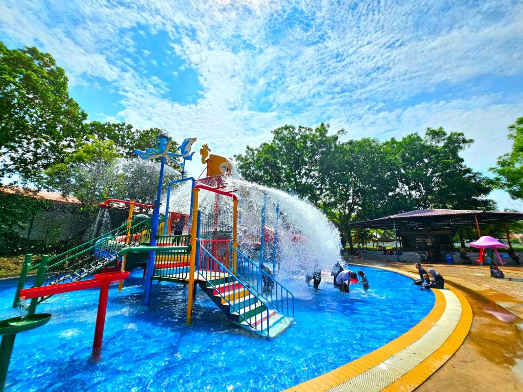 un grupo de personas jugando en un parque acuático en Paragon Water Themepark Suites by GGM en Melaka