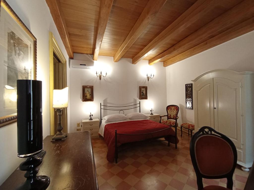 A bed or beds in a room at Atenea Luxury Suites - Atenea Collection