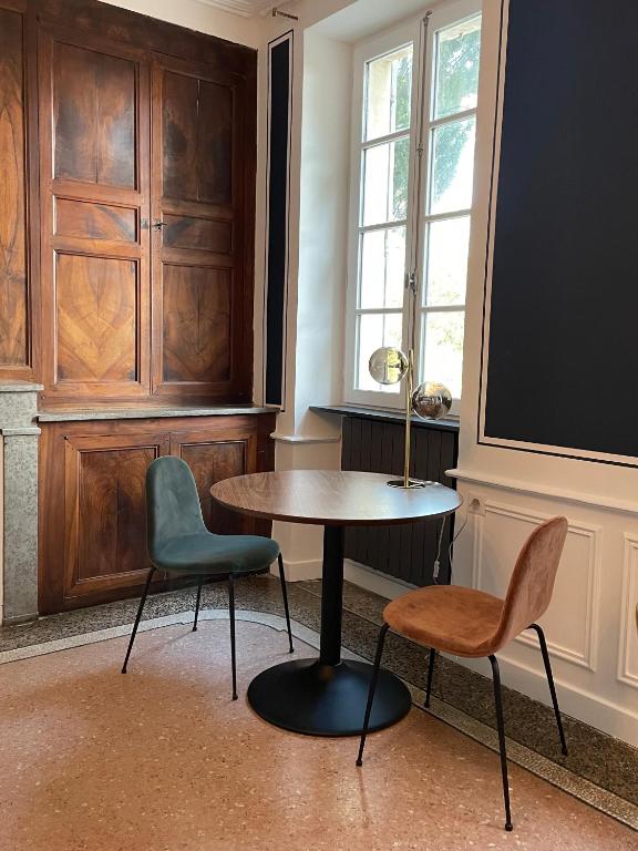 a table and two chairs in a room at La Pavoyère in Mormoiron