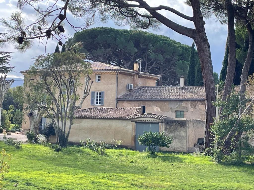 an old house with a hill in the background at La Pavoyère in Mormoiron