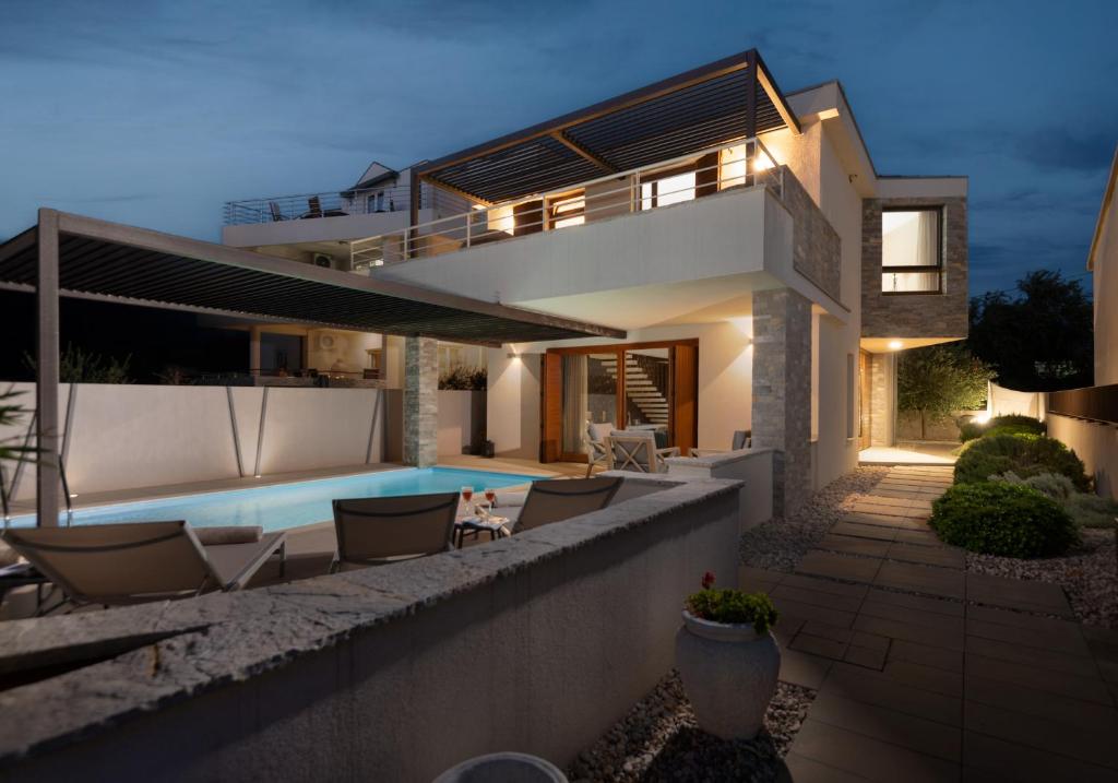 una casa con piscina en el patio trasero en Villa La Thalia LT Croatia, en Nin