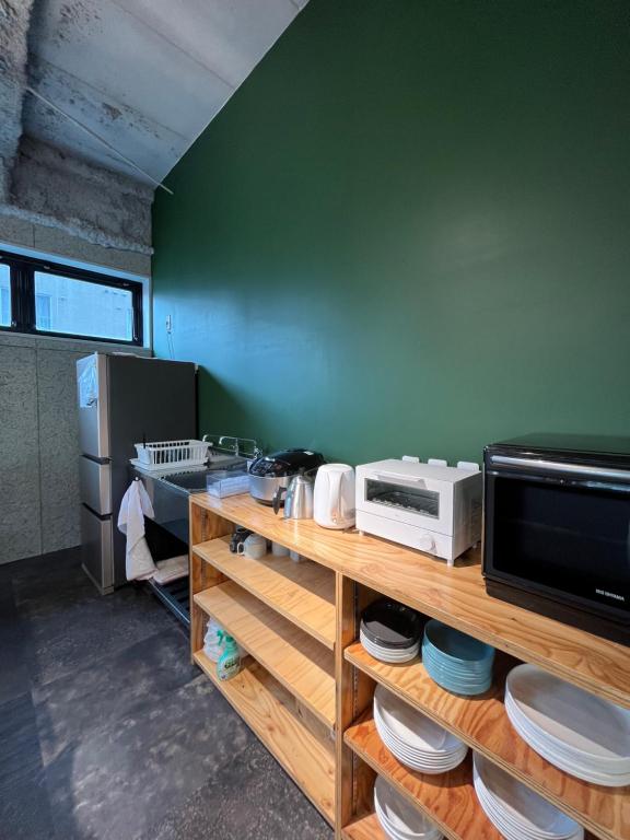 WISE OWL HOSTELS SAPPOROにあるキッチンまたは簡易キッチン