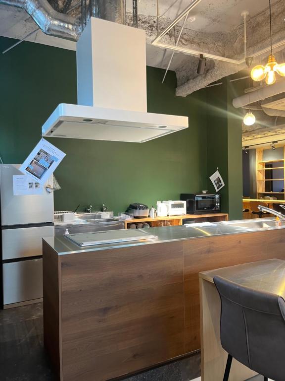 WISE OWL HOSTELS SAPPOROにあるキッチンまたは簡易キッチン
