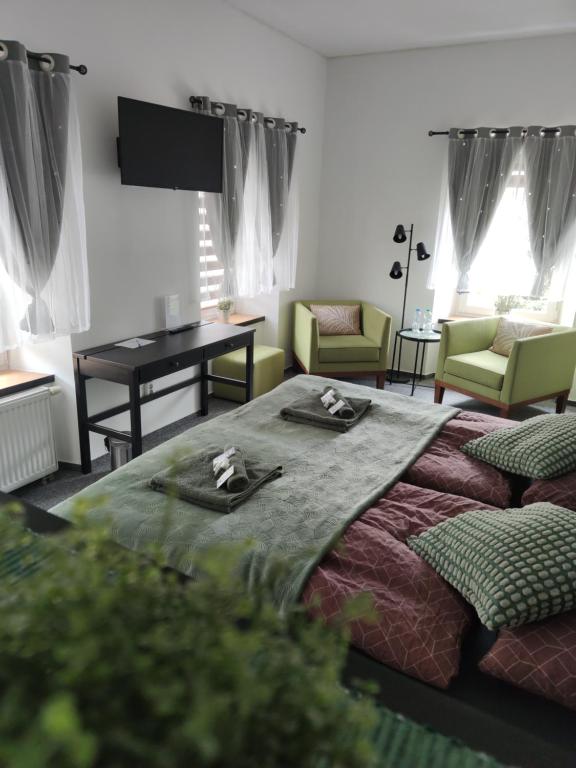 een slaapkamer met een bed en een tafel en stoelen bij B&B Royal Liberty in Ústí nad Labem