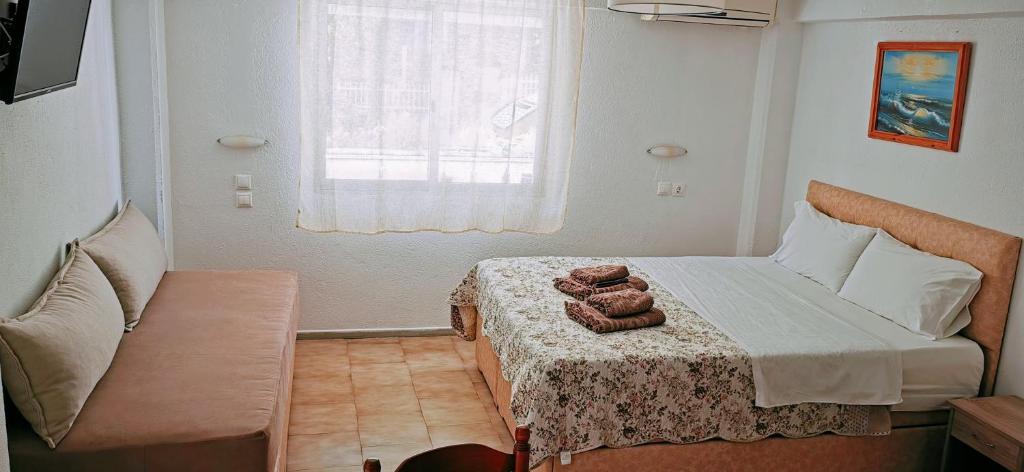 - une chambre dotée d'un lit avec deux ours en peluche dans l'établissement All Summer Villa Dafni, à Olympiakí Aktí