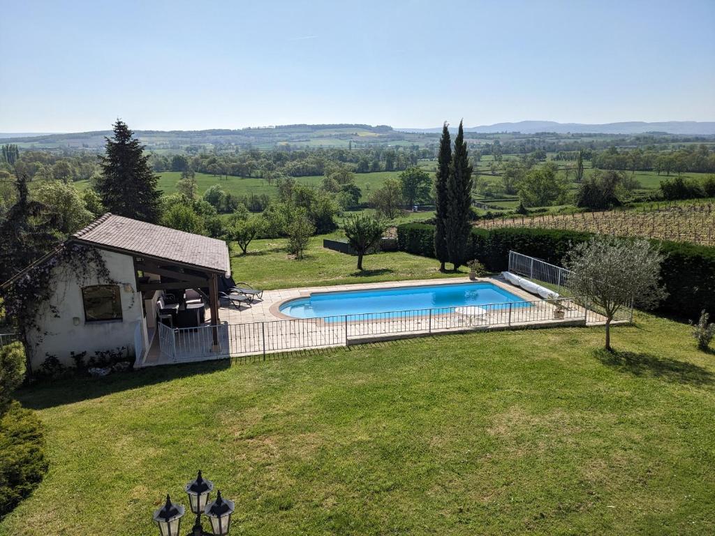 una vista aérea de una casa con piscina en Clos du Château - Large House with Private Pool and Valley View, 